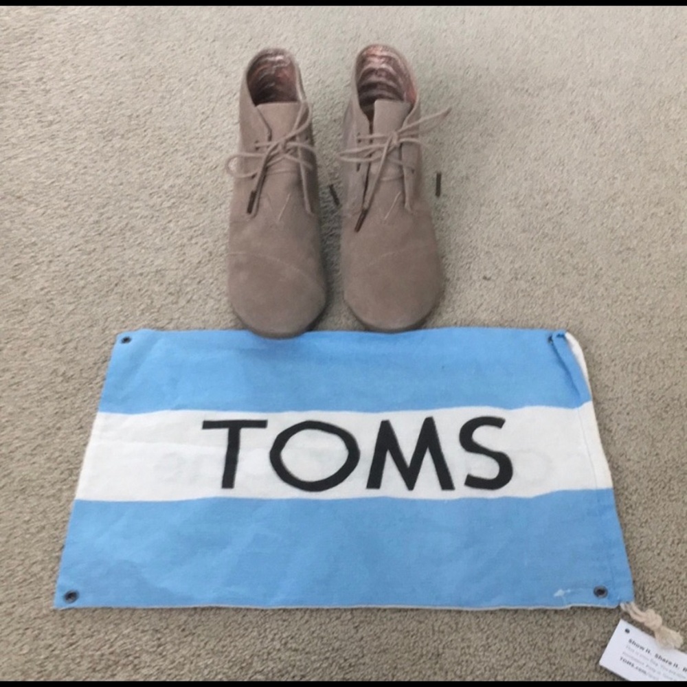 NWOT TOMS w/Dust bag!